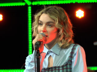 It-girl Pommelien Thijs knalt ‘Atlas’ live in de 3FM LiveBox