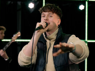 Pjotr verrast met zijn nieuwe groovy single ‘In Het Licht’ in de 3FM Live Box