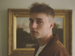 Met nieuwe single laat Sam Fender z'n kwetsbare kant horen