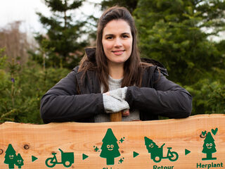 De kerstbomen die je bij Gina koopt, plant ze na de kerst weer in het bos