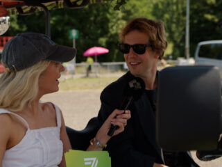 Tom Odell bij Jamie in golfkar op Pinkpop: "I love playing here"