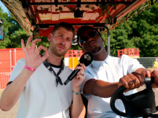 “Dit is niet normaal!” – Van Basel tot Pinkpop: Claude in de golfkar met Julien