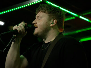 Josua Peter speelt nieuwe single 'Pins And Needles' in de 3FM Live Box