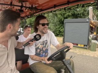 Bazart on the move: in de golfkar met Julien op Pinkpop