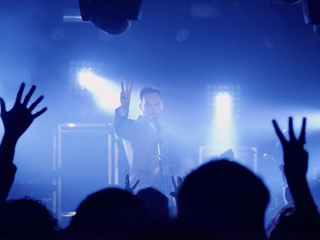 Video: Met De Staat op tour naar Londen en Parijs