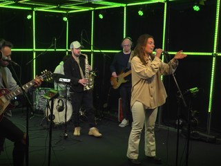 Savine speelt 'What a Life' in de 3FM Live Box