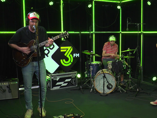 Kersverse 3FM Talent Elephant speelt 'Hometown' in de 3FM Live Box
