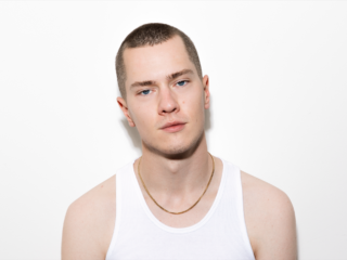 Stijn (24) onderzoekt de wereld van fillers, penisverlengers en anabolen in docu-serie ‘Mooi, Man’