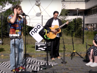 Tom Grennan verrast 3FM-luisteraar Romy met optreden