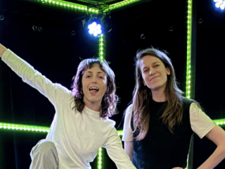 Sophie Straat speelt sessie in de 3FM Live Box