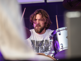 Hoe gaat het Krezip-drummer Bram af op tour met U2?