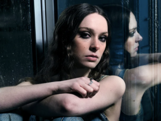 Holly Humberstone: "Mijn vrienden geven geen shit om wat ik doe"