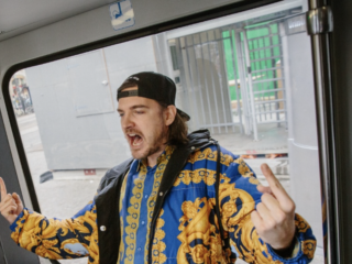 Knaldrang-koning Reinier Zonneveld opent ADE23 in de tram