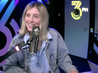 3FM-dj Nellie kondigt zwangerschap aan tijdens Middagshow