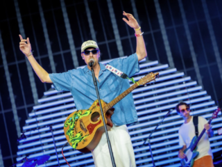 LL25: Goldkimono omarmt de dadpop