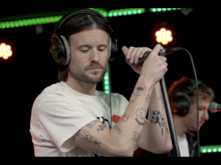 Bazart sluit met 'Nooduitgang' een moeilijke tijd af in de 3FM Live Box