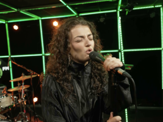 Isabèl Usher laat in 3FM Live Box zien dat ze een echte popster is