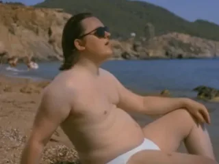 Zien: Lewis Capaldi doet remake van videoclip Wham! met 'Forget Me'