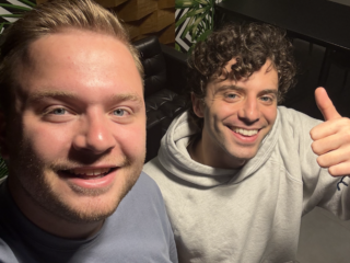 Luister de co-host met Mark Ambor bij VoorAan terug