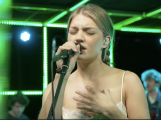 Isabel van Gelder zingt de catchy heartbreaksong 'I Don't Want To Fall In Love Again' in de 3FM Live Box