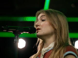 Kersvers 3FM-talent Anna-Rose Clayton in de 3FM Live Box