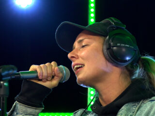 SERA speelt 'Head Held High' in de 3FM Live Box