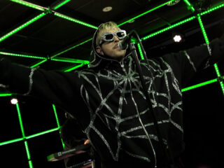 Oscar and the Wolf brengt licht en hoop mee met nieuwe plaat ‘Somebody Without U’