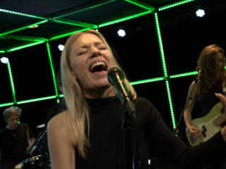 Lov3less met '5AM (No.175N20)' in de 3FM Live Box