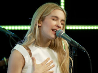 Pommelien Thijs straalt met haar nieuwste track ‘Het Beste Moet Nog Komen’ in de 3FM Live Box