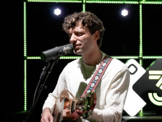 Geen ukelele, maar akoestische gitaar voor Mark Ambor in de 3FM Live Box