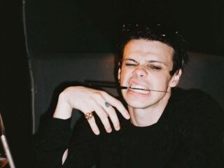 Yungblud annuleert tour, Ariana Grande aangevallen in Singapore en meer