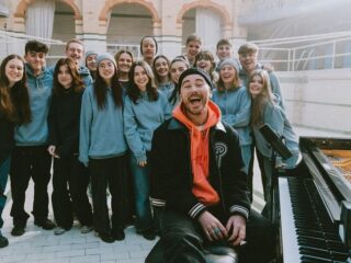 Hoe Cian Ducrot 'I'll Be Waiting' de wereld in flashmobde