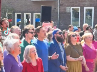 Troye Sivan deelt optreden van Amsterdams koor tijdens Koningsdag (en verovert wereldwijd harten)