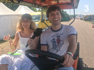 Mark Ambor bij Jamie in de Golfkar op Pinkpop: "I have never driven a golf cart. Should we crash?”