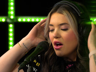 Lauren Spencer-Smith zingt 'Fingers Crossed' in de 3FM Live Box