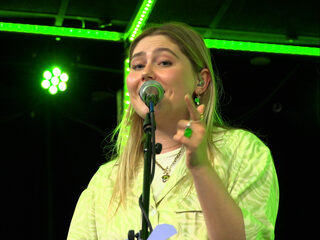 3FM Talent Maxine speelt 'Only Us' in de 3FM Live Box