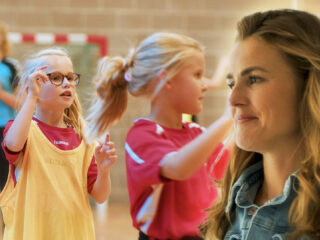 SR24: Jasmijn (9) kan haar leven leiden dankzij experimentele behandeling metabole ziekte