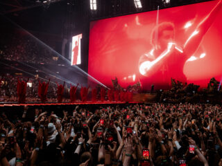 The Weeknd zet groots in met indrukwekkende special effects, een setlist vol hits en veel charisma