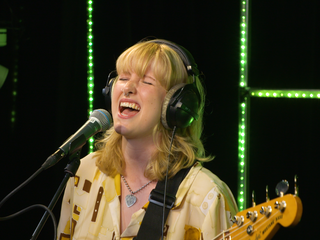 Mood Bored speelt 'Easy Going' in de 3FM Live Box