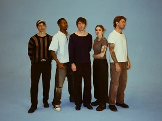 Het is een Turnstile zomer: 'SEEIN' STARS' is retro en glossy