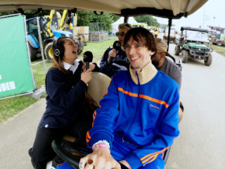 De Jeugd Van Tegenwoordig ontwerpen tattoo en worden ouder in Van A Naar Backstage