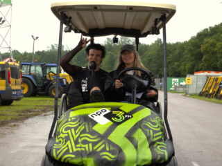 Yungblud in de golfkar bij Jamie om van A naar Backstage te gaan