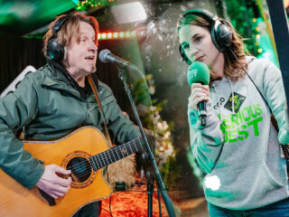 3FM-dj Sophie zingt een emotioneel liedje met haar vader in het Glazen Huis