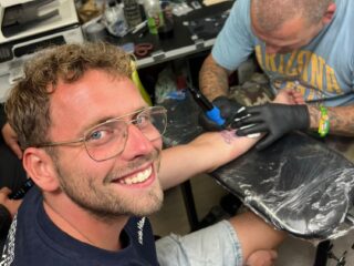 Imagine Dragons-zanger geeft tattoo aan Nederlandse fan op Sziget