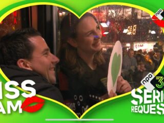 3FM Tinder Deluxe: vijf vrijgezellen strijden voor Sophie's hart voor het Glazen Huis!