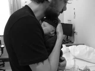 Chris' (43) zoontje overleed aan een metabole ziekte: "Door muziek kan ik toch zijn vader zijn"