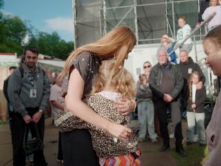 Een droom die uitkomt: Roxy Dekker verrast fan (9) die zeldzame huidziekte heeft