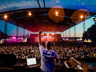 Vluchten voor festivals: we gaan met zijn allen naar België!