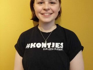 Yaïra (25) maakt Tourette-merchandise: “Hoezo heb je kontjes op je shirt staan?”
