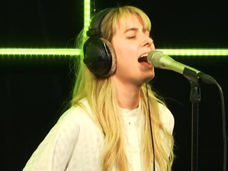Áslaug live met nieuw nummer 'Timezone'